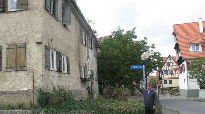 Mit der Traufseite zur Kappelstraße, verputzt und leider in jämmerlichem Zustand: Bürgermeister Egon Betz weist auf das denkmalg