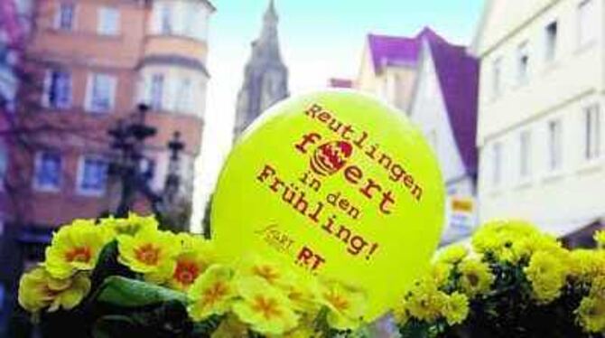 Tausend gelbe Luftballons, die ganze Stadt in Gelb getaucht: So begrüßt die Stadt den Frühling. GEA-Foto: Uschi Pacher