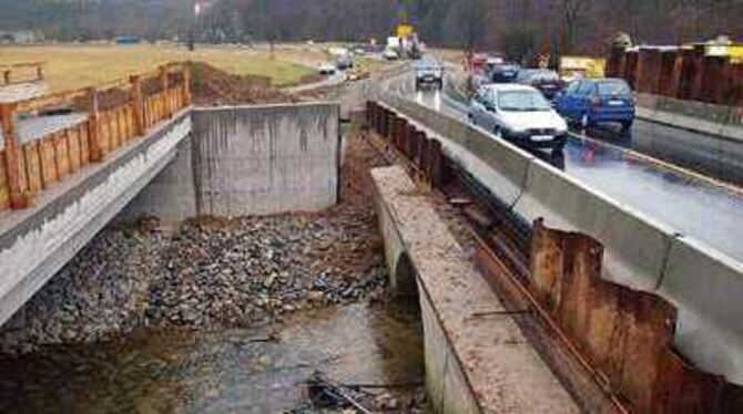 Brückenarbeiten im Fluss: Die Arbeiten an der Ehrenbachbrücke nähern sich dem Ende, das Geld aus Berlin sichert den Baubeginn de