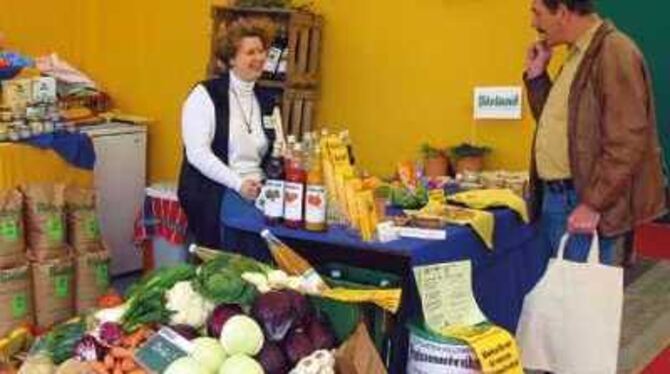 Das Gemüse ist nur Dekoration, doch gibt es bei Alexandra Ten Haaf auf dem Öko-Bauernmarkt der Familienausstellung auch etwas zu