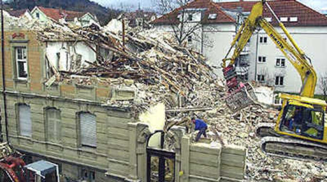 . . . und ewig droht der Baggerzahn: Das alte Storch-Gebäude weicht einem Bürohaus in modernster Passivbauweise. GEA-Foto: Pache