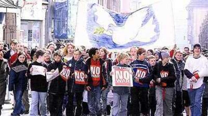 Schüler fast aller Klassenstufen beteiligten sich an dem Protestmarsch. GEA-Foto: Pacher