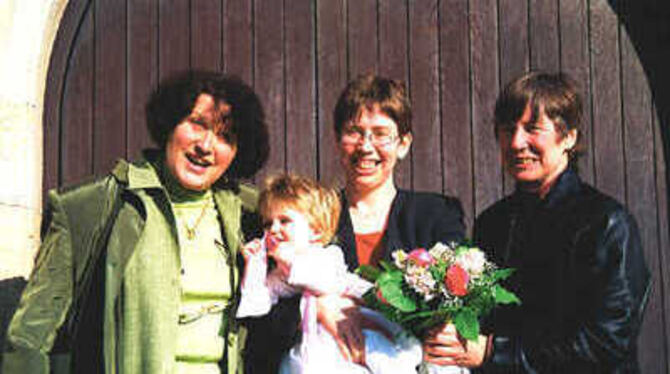 Dorian R.Wood mit Tochter Elisabeth und Mutter Bonnie (rechts) sowie Moni Schmid, die in alten Kirchenbüchern die Immenhäuser Ve