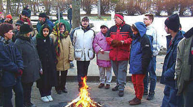 Gewerkschafter und Beschäftigte des Internationalen Bundes für Sozialarbeit beim Warnstreik in Reutlingen. Foto: Ströhle