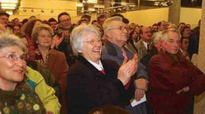 Gespannte Erwartung im Rathausfoyer: Hunderte wollten live dabei sein, als die Stimmen ausgezählt wurden. Foto: Markus Niethamme