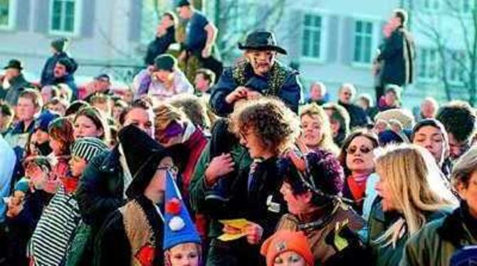 Fastnachtsumzug 2003: Kinder dürfen ganz nach vorn - Narren beißen nicht. Beste Aussicht bieten auch Papas Schultern. Foto: Trin