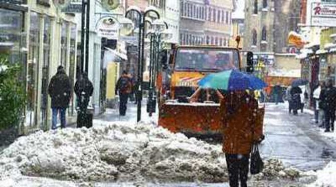 Binnen drei Stunden bis zu 17 Zentimeter Schnee - die Reutlinger hatten da ganz schön was zu schippen.  Foto: Niethammer