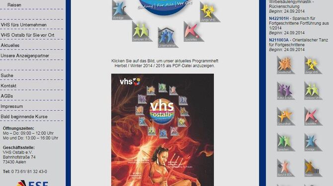 Screenshot von der Website der VHS Ostalb, unten das Cover des Programmheftes.