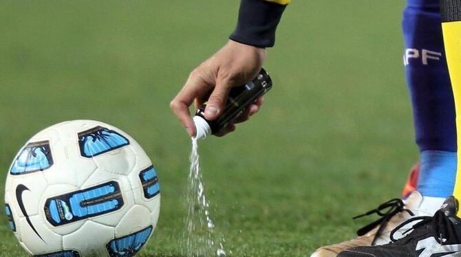 Das Freistoß-Spray kommt nicht durch den TÜV. Foto: Ivan Franco