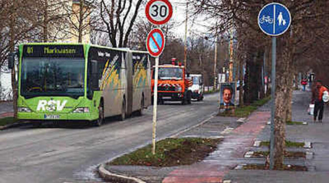 Der Direktbus, der Linie 81 in der Ringelbachstraße - trotz gebremster Geschwindigkeit läuft der Bus gut. GEA-Foto: Meyer