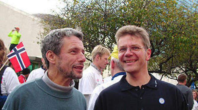 Kurz vor dem Startschuss des New York Marathons auf Staten Island bestens gelaunt und auch hinterher im Ziel alles andere als platt: Gerhard Gieschen (rechts) und Bernhard Knauss.
FOTO: PR