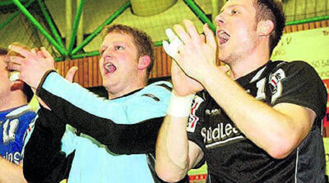 Entschlossen, dem Favoriten das Leben sehr schwer zu machen: Die VfL-Torhüter Tobias Heger (rechts) und Kai Hüter.
FOTO: NIETHAMMER