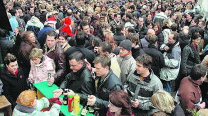 Wie hier vor dem »Rappen« drängen sich auch in und vor anderen Kneipen Scharen zu Bier, Glühwein und Prosecco.
GEA-FOTO: MEYER