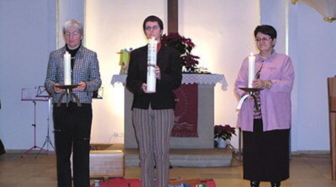 Drei Kirchengemeinderätinnen trugen beim »Fest«-Gottesdienst Altar- und Osterkerze wieder in die innensanierte Martin-Luther-Kirche zurück (von links): Anne Linsenbolz, Renate Kircher-Wallenwein und Monika Staudt.
FOTO: MT