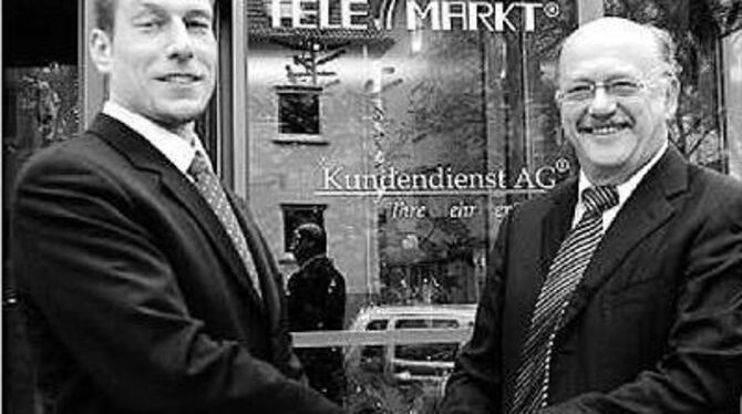 Telemarkt-Chef Udo Rogotzki (rechts) kann auf ein gutes Jahr 2004 zurückblicken. Thomas Zanolli ist in den Vorstand der Reutlinger Firma berufen worden. 
FOTO: NIETHAMMER