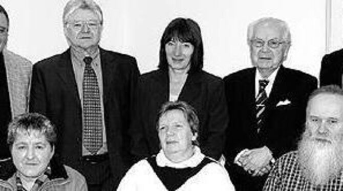 Jubilarehrung beim Reutlinger General-Anzeiger und Druckzentrum Neckar-Alb (von links): Jürgen Kempf, Isolde Pichler, Paul Christ, Brigitte Bornkessel (vorn), Monique Cantré, GEA-Verleger Valdo Lehari, Richard Pregizer sowie Verleger und DNA-Geschäftsführer Valdo Lehari jr. Christ ist seit vierzig Jahren am Burgplatz tätig, die anderen Geehrten kamen 1979 zum GEA.
GEA-FOTO: USCHI PACHER