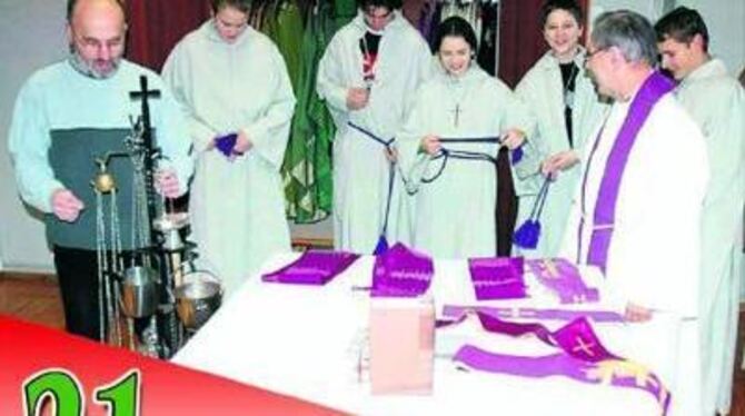 Letzte Vorbereitung für den Gottesdienst, nachgestellt für den GEA-Fotografen: Mesner Stefan Klettlinger prüft Weihwasserkessel und Rauchfass: Pfarrer Robert Widmann hat Albe und Stola angelegt, das Messgewand wartet »schlupffertig« vorn auf dem Tisch; die Ministranten Klaus Zippel, Johannes und Valentin Steinacker, Veronika Schenk und Tobias Albers binden ihr Zingulum.
GEA-FOTO: MEYER