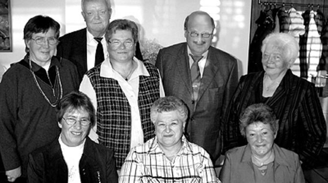 Ehrung für langjährige Zustellerinnen: vorn, von links, Ruth Fercho, Herta Pilger und Ruth Böttle, stehend Irmgard Bleher, GEA-Vertriebsleiter Hans-Joachim Ludwig, Hedwig Schaal, GEA-Verleger Valdo Lehari jr. und Helga Brockel; nicht im Bild Gudrun Hamm.
GEA-FOTO: HD