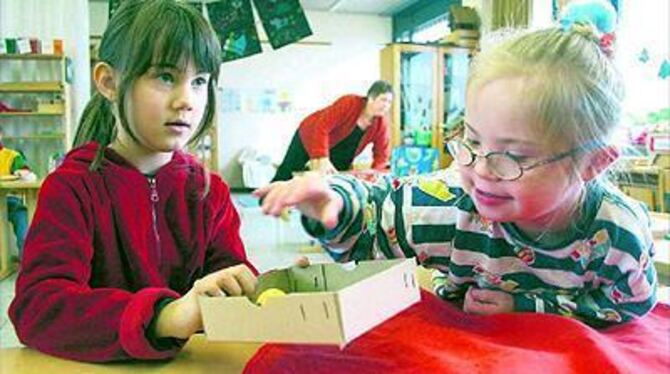 »Das Außergewöhnliche ist, dass es ganz normal ist«: Die nicht-behinderte Laura und die behinderte Scarlett-Marie gehen in Kusterdingen gemeinsam zur Schule. 
FOTO: GUN