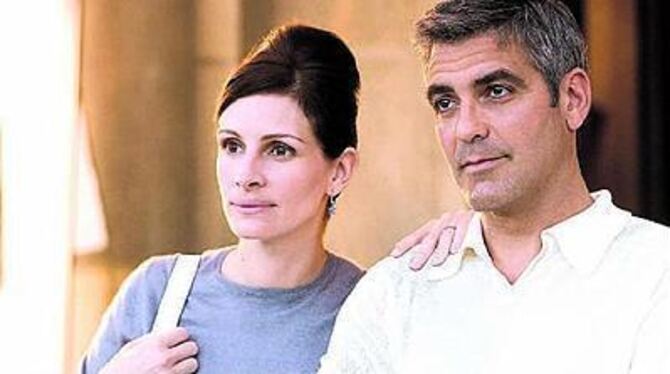 Tess (Julia Roberts) und Danny Ocean (George Clooney) sind in Soderberghs Film »Ocean's Twelve« ein Gangsterpärchen. 
FOTO: DPA