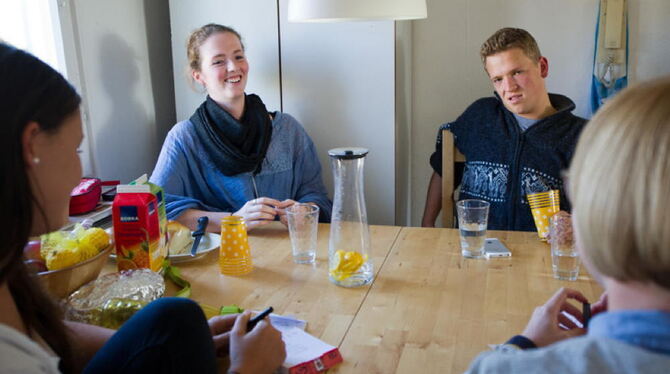 Die Studentinnen und Mitbewohnerinnen Sarah (vn link), Kathrin und Melissa unterhalten sich in Tübingen mit dem Studenten und po