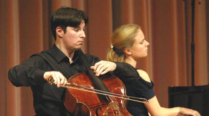 Julia Fischer und Daniel Müller-Schott in der Festhalle. GEA-FOTO: KNAUER