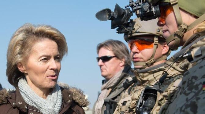 Verteidigungsministerin von der Leyen mit deutschen Soldaten im afghanischen Mazar-e Sharif. Foto: Maurizio Gambarini