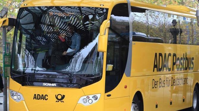 Bald nicht mehr mit Postbus zusammen? Einem Medienbericht zufolge überlegt sich der Autofahrerclub einen Ausstieg aus der Zus