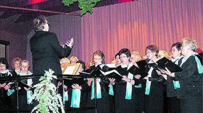 Gruppenbild mit Sängerinnen beim Weihnachtskonzert des Gesangsvereins Harmonie in Gomaringen. 
FOTO: RAW