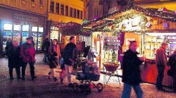 Stimmungsvoller Lichterglanz sorgt für adventliche Atmosphäre auf dem Reutlinger Weihnachtsmarkt.
FOTO: TRINKHAUS