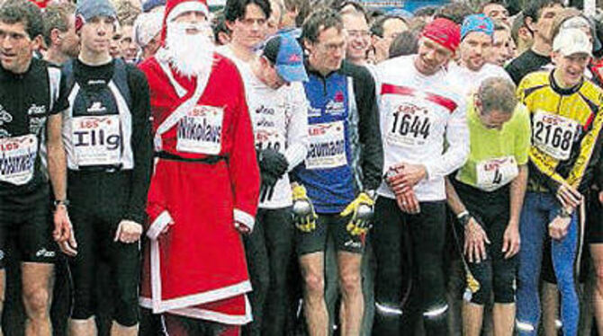 Gleich geht's los: Die Teilnehmer am Start mit Nikolaus und Dieter Baumann (in blauer Renn-Kluft und schwarzer Hose).  FOTO: KAY