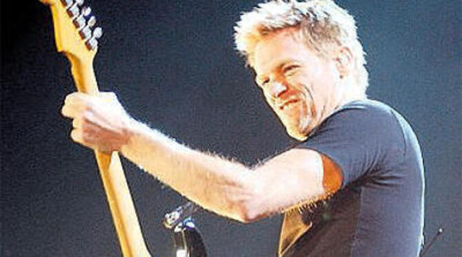 Ließ es richtig krachen: Bryan Adams in Stuttgart.  FOTO: JÜRGEN MEYER