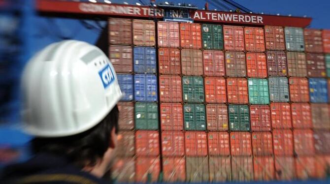 Ein Containerschiff wird im Hamburger Hafen be- und entladen. Foto: Marcus Brandt