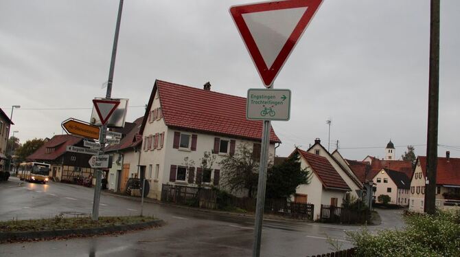 Die Einmündung der Straße aus Ödenwaldstetten in die Ortsdurchfahrt Oberstetten soll als Kreisverkehr gestaltet werden. Um dafür