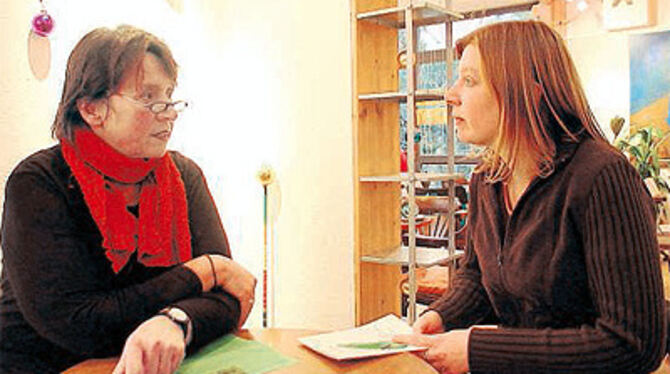 Schaffen Freiräume und Entlastung: Christel Schmauder und Ruth Schmidt.  FOTO: SCHINDLER