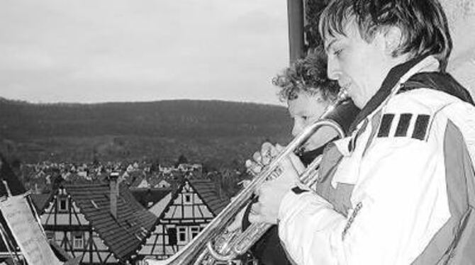 Weihnachtsmarkt: Besinnliche Klänge vom Balkon des Bürgerhauses aus gespielt.  GEA-FOTO: FÜS