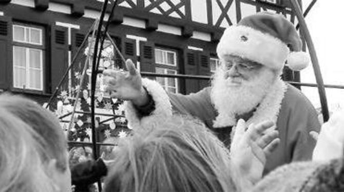 Rund 700 Päckchen verteilte der Nikolaus auf dem Pfullinger Marktplatz an die begeisterten Kinder.  FOTOS: KAB