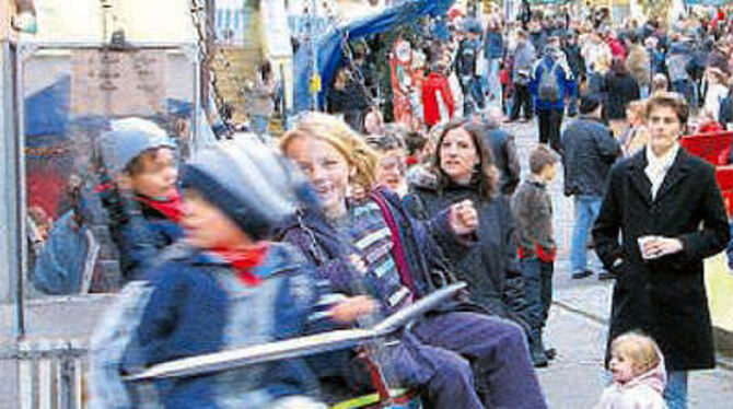 Spaß muss sein. Kinder auf dem Karussell in Kirchentellinsfurt. FOTO: ULP