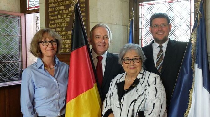 Herzlicher Empfang im Rathaus in Noyon: die Metzinger Partnerschaftsvereinsvorsitzende Ulrike Lamp-Schaich, Noyons Maire Patrick