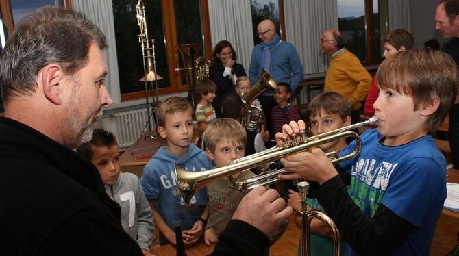 Orientierungshilfe: Wolfgang Fleischmann (links) vom Musikverein gibt hier Tipps beim Trompete spielen.