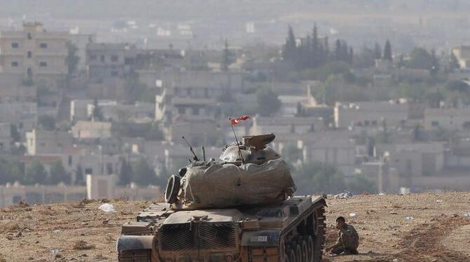 Türkischer Panzer sichert die Grenze zu Syrien an der umkämüpften Grenzstadt Kobane. Foto: Tolga Bozoglu