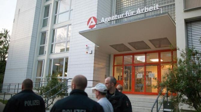 Polizisten vor der Agentur für Arbeit im Berliner Bezirk Wedding. Foto: Michael Kappeler/Symbol