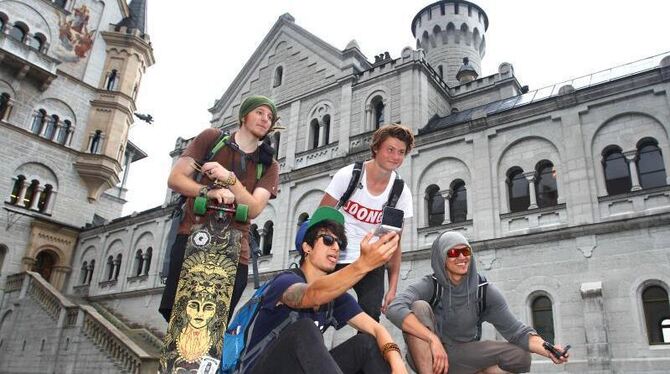 Geschafft: Simon Unger (l-r), Julien Bam, Felix von Laden und Cheng Loew vor dem Schloss Neuschwanstein. Foto: Karl-Josef Hil