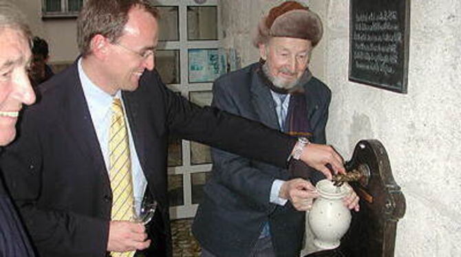 An Bad Urachs erstem Brunnen mit Trinkwasser: Der Initiator Reinhold Bürck (rechts) und Bürgermeister Markus Ewald.  GEA-FOTO: E