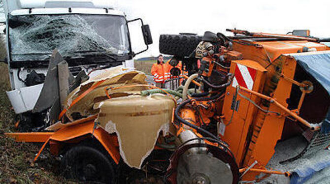 Nur noch Schrott: Die Streu- und Reinigungsvorrichtung am Heck des Unimog von der Straßenmeisterei Gauingen. FOTO: BAIER