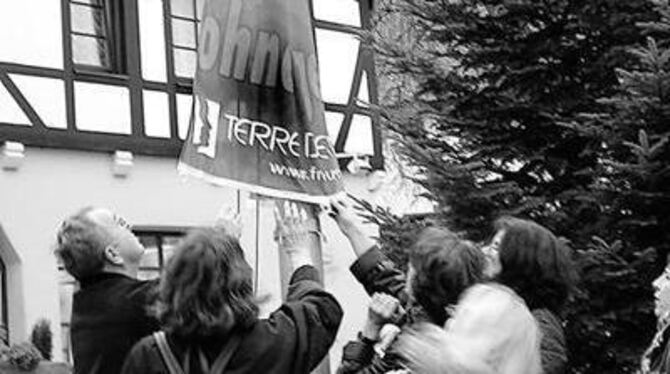 Gemeinsam Hand anlegen gegen das Verbrechen im Namen der Ehre.  FOTO: KAY