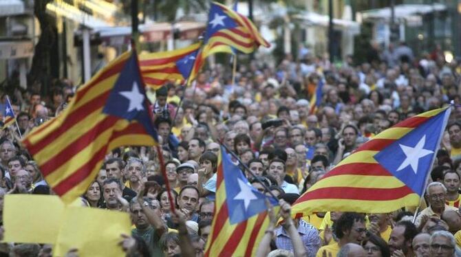 Anhänger einer katalonischen Unabhängigkeit bei einer Demo in Tarragona. Ein Referendum wurde nun abgesagt. Foto: Jaume Sella