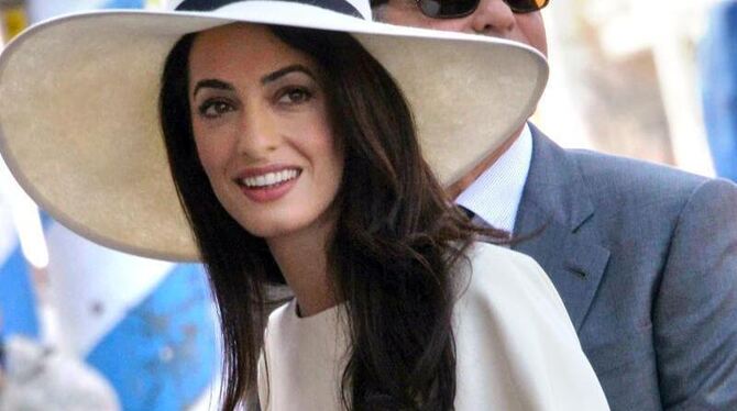 Amal Alamuddin mit George Clooney bei den Feierlichkeiten in Venedig. Foto: Andrea Merola