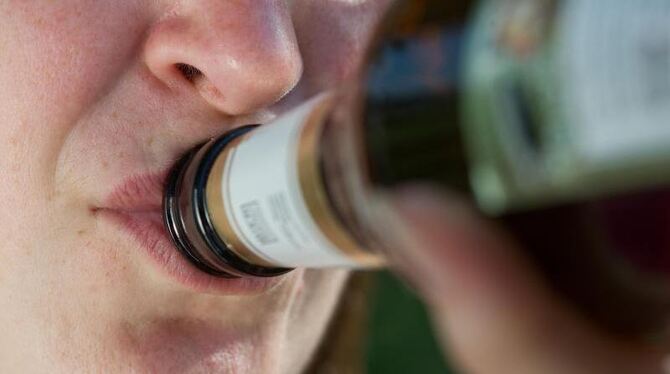 Eine Frau trinkt in Stuttgart eine Flasche Bier. Foto: Uwe Anspach/Archiv