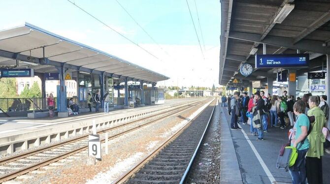 Kein Zug, der die wartenden Fahrgäste mitnehmen könnte. FOTO: MEYER